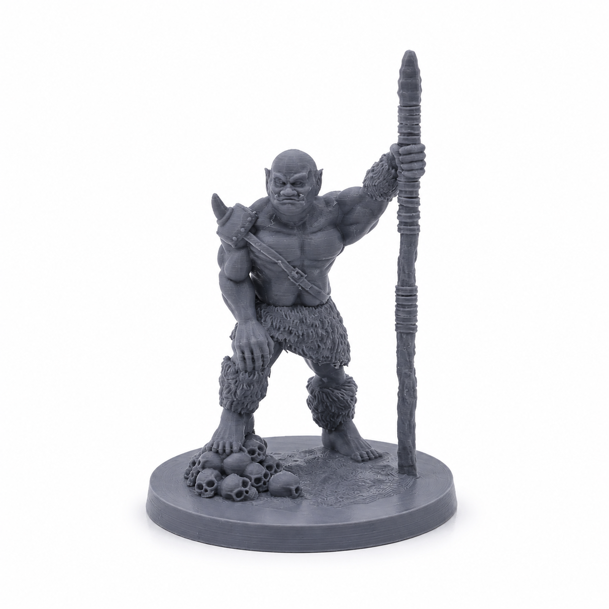 3D-printet Ogre I med lang stav, kraftig kropp og skaller på basen i grå PLA til D&D og tabletop-rollespill.