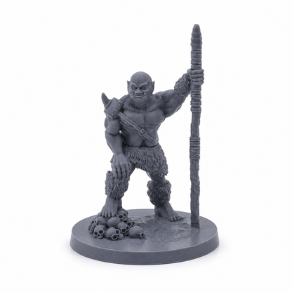 3D-printet Ogre I med lang stav, kraftig kropp og skaller på basen i grå PLA til D&D og tabletop-rollespill.