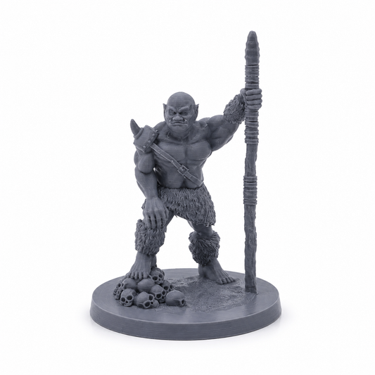 3D-printet Ogre I med lang stav, kraftig kropp og skaller på basen i grå PLA til D&D og tabletop-rollespill.