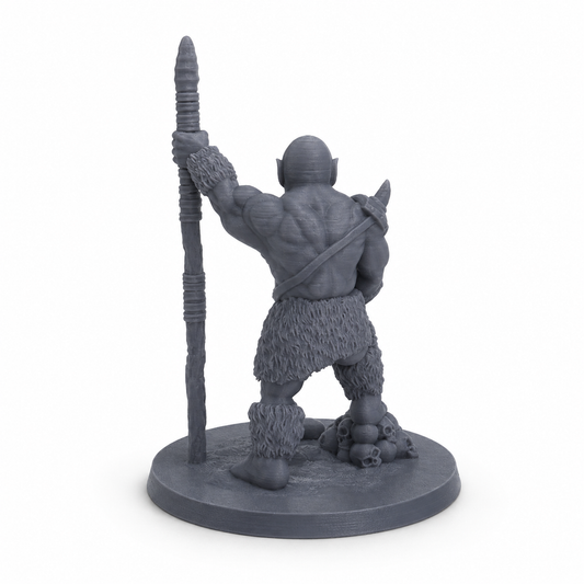 3D-printet Ogre I med lang stav, kraftig kropp og skaller på basen i grå PLA til D&D og tabletop-rollespill.