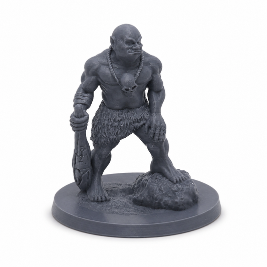 3D-printet Ogre III med tung klubbe, skalleanheng og brutal positur i grå PLA til D&D og tabletop-rollespill.