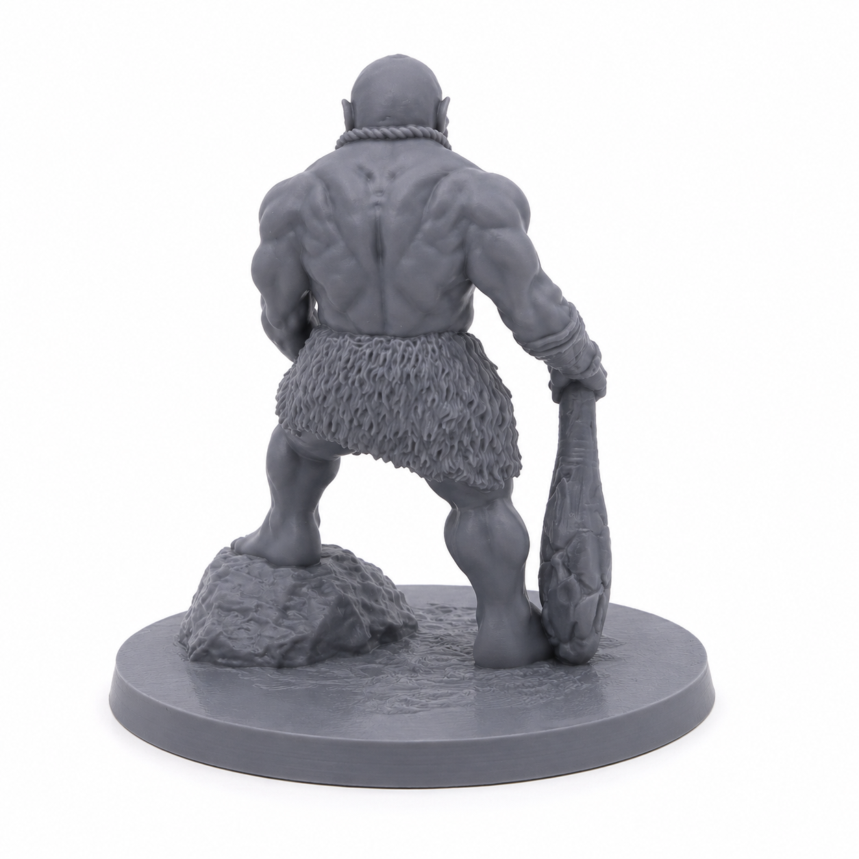 3D-printet Ogre III med tung klubbe, skalleanheng og brutal positur i grå PLA til D&D og tabletop-rollespill.