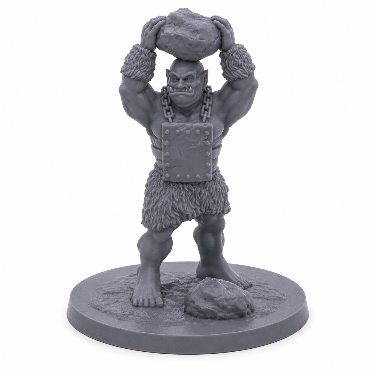 3D-printet Ogre IV med stein løftet over hodet, kraftig kropp og brutal kampstilling i grå PLA til D&D og tabletop-rollespill.
