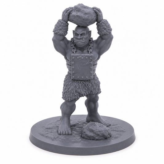 3D-printet Ogre IV med stein løftet over hodet, kraftig kropp og brutal kampstilling i grå PLA til D&D og tabletop-rollespill.