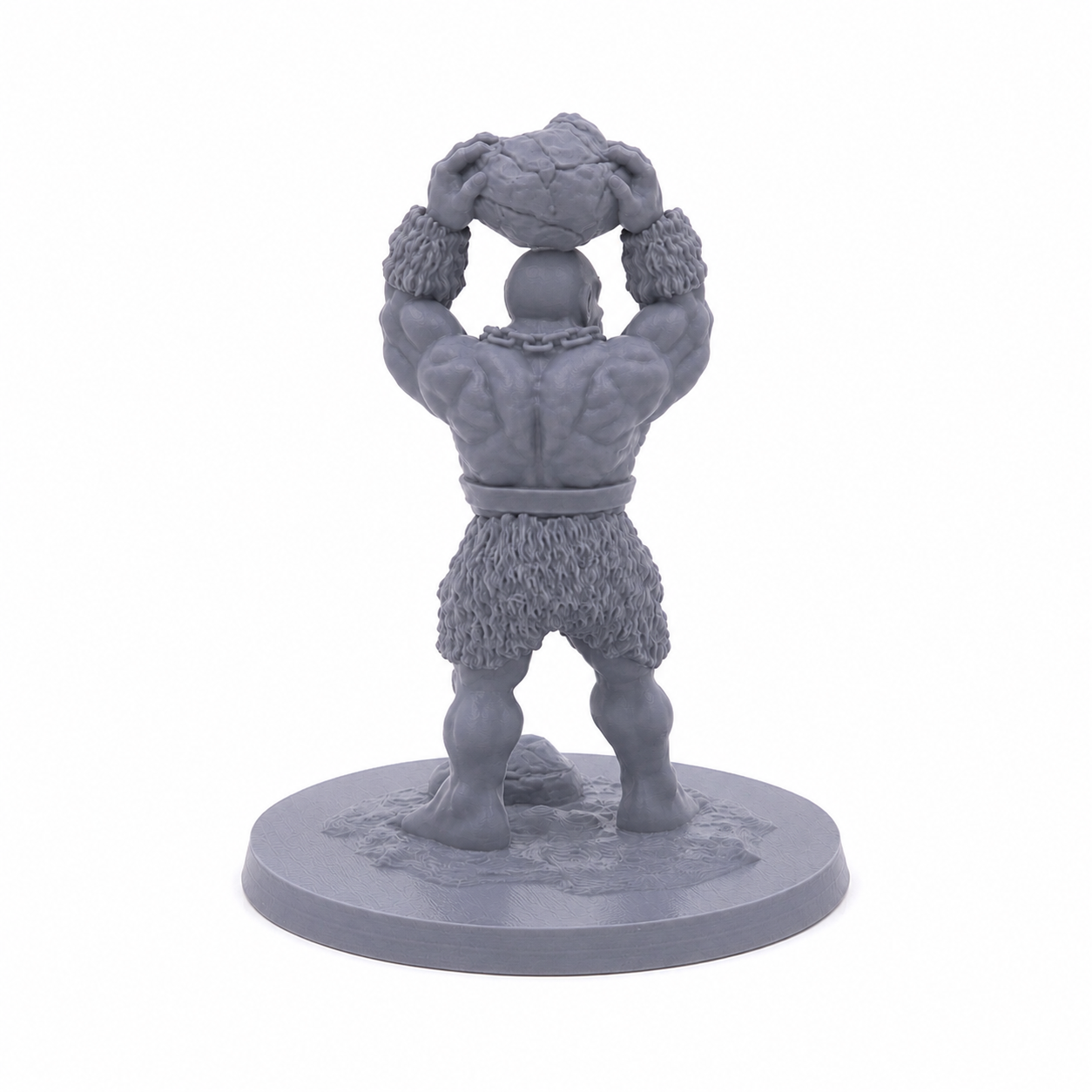 3D-printet Ogre IV med stein løftet over hodet, kraftig kropp og brutal kampstilling i grå PLA til D&D og tabletop-rollespill.