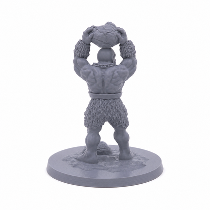 3D-printet Ogre IV med stein løftet over hodet, kraftig kropp og brutal kampstilling i grå PLA til D&D og tabletop-rollespill.