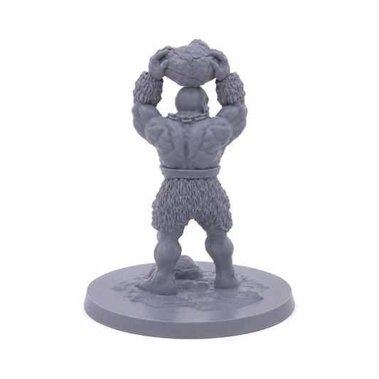 3D-printet Ogre IV med stein løftet over hodet, kraftig kropp og brutal kampstilling i grå PLA til D&D og tabletop-rollespill.