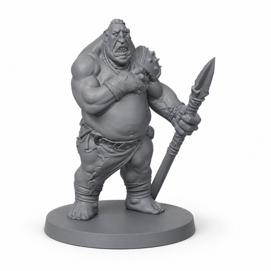 3D-printet Ogrekriger I med spyd, kraftig kropp og brutal monsterpositur i grå PLA til D&D og tabletop-rollespill.
