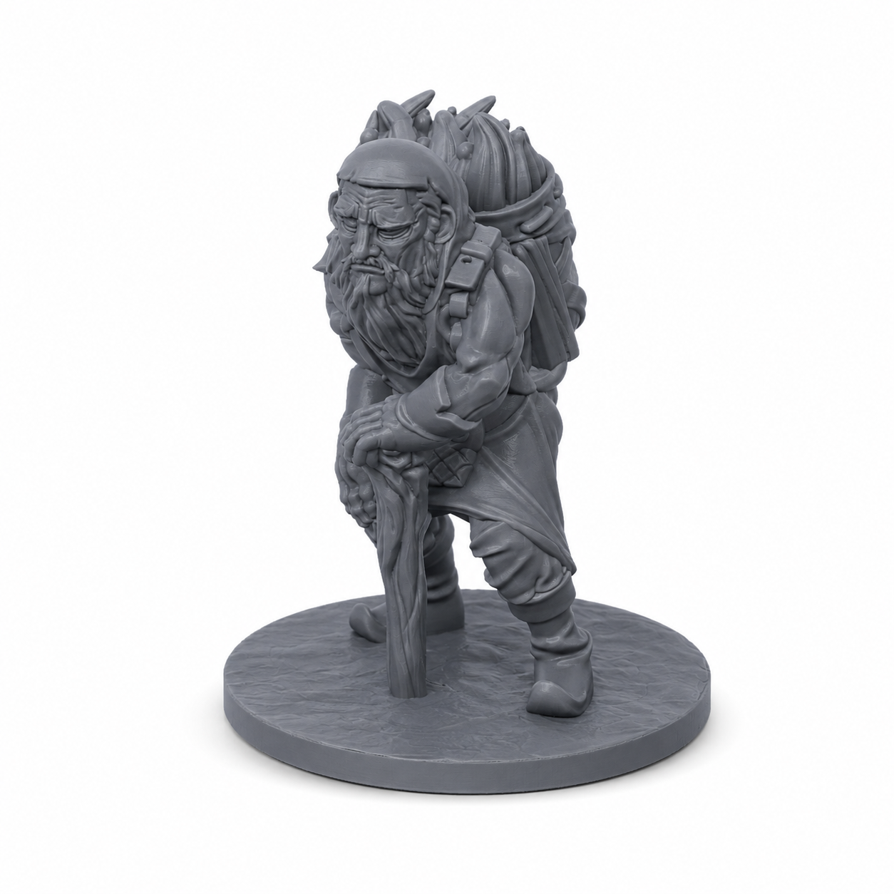 3D-printet omreisende handelsmann med vandrestav, stor varekurv og reiseklær i grå PLA til D&D og tabletop-rollespill.