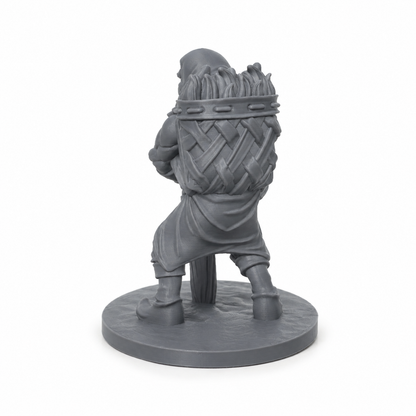 3D-printet omreisende handelsmann med vandrestav, stor varekurv og reiseklær i grå PLA til D&D og tabletop-rollespill.