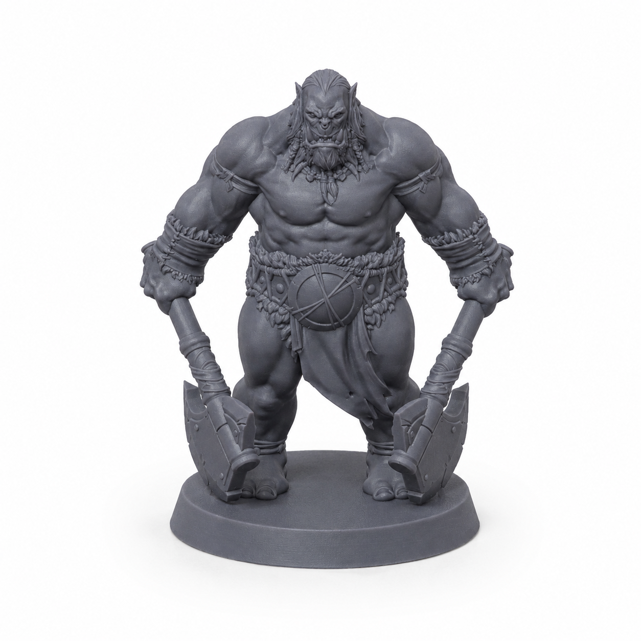 3D-printet Orkekriger I med to økser i grå PLA til D&D og tabletop-rollespill.