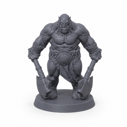 3D-printet Orkekriger I med to økser i grå PLA til D&D og tabletop-rollespill.
