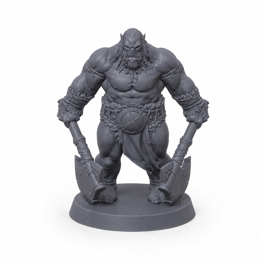 3D-printet Orkekriger I med to økser i grå PLA til D&D og tabletop-rollespill.