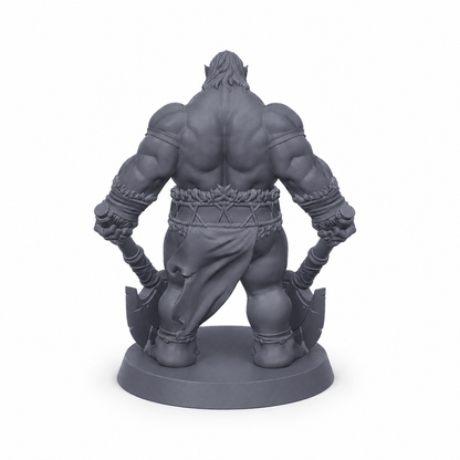 3D-printet Orkekriger I med to økser i grå PLA til D&D og tabletop-rollespill.