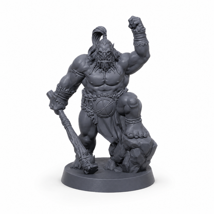 3D-printet Orkekriger III med tungt våpen og hevet neve i grå PLA til D&D og tabletop-rollespill.