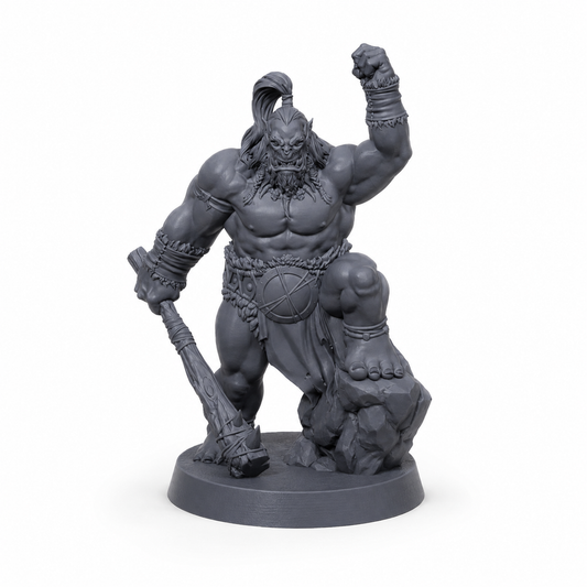 3D-printet Orkekriger III med tungt våpen og hevet neve i grå PLA til D&D og tabletop-rollespill.