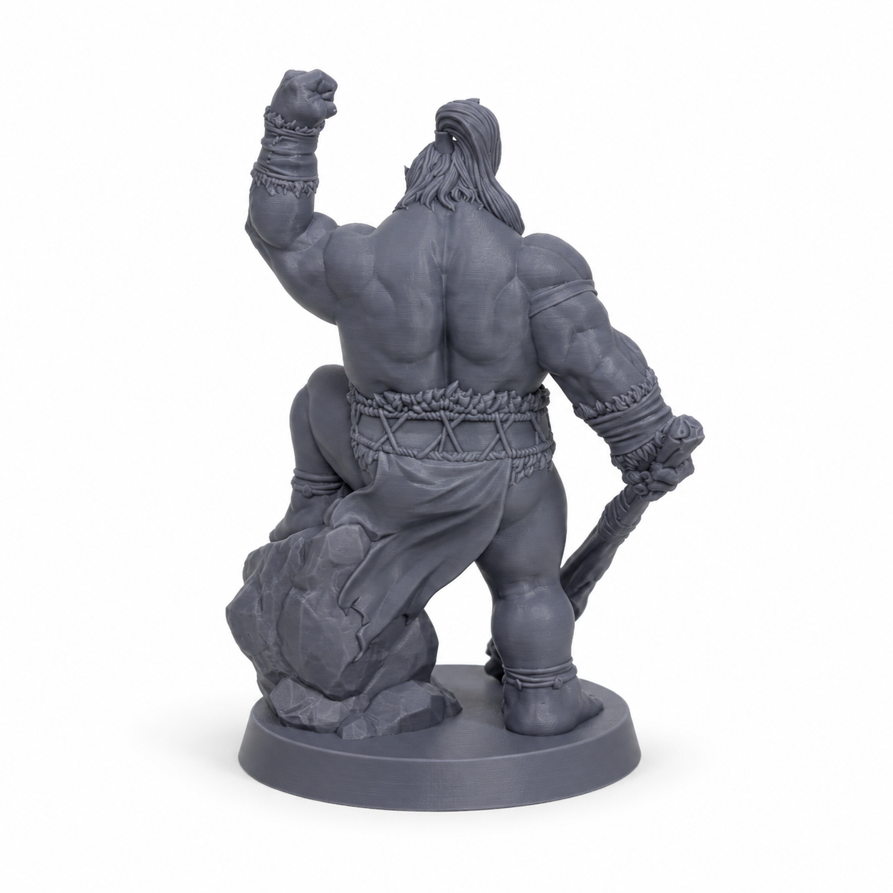 3D-printet Orkekriger III med tungt våpen og hevet neve i grå PLA til D&D og tabletop-rollespill.