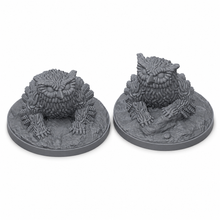 3D-printet sett med to kompakte owlbear-unger i grå PLA til D&D og Pathfinder.