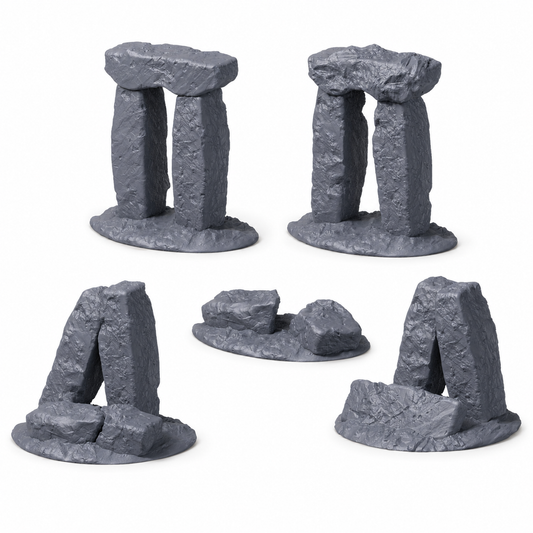 Sett med runesteiner og gamle steinformasjoner til tabletop-rollespill, med stående steinmonumenter og sammenraste steinruiner i grå finish.