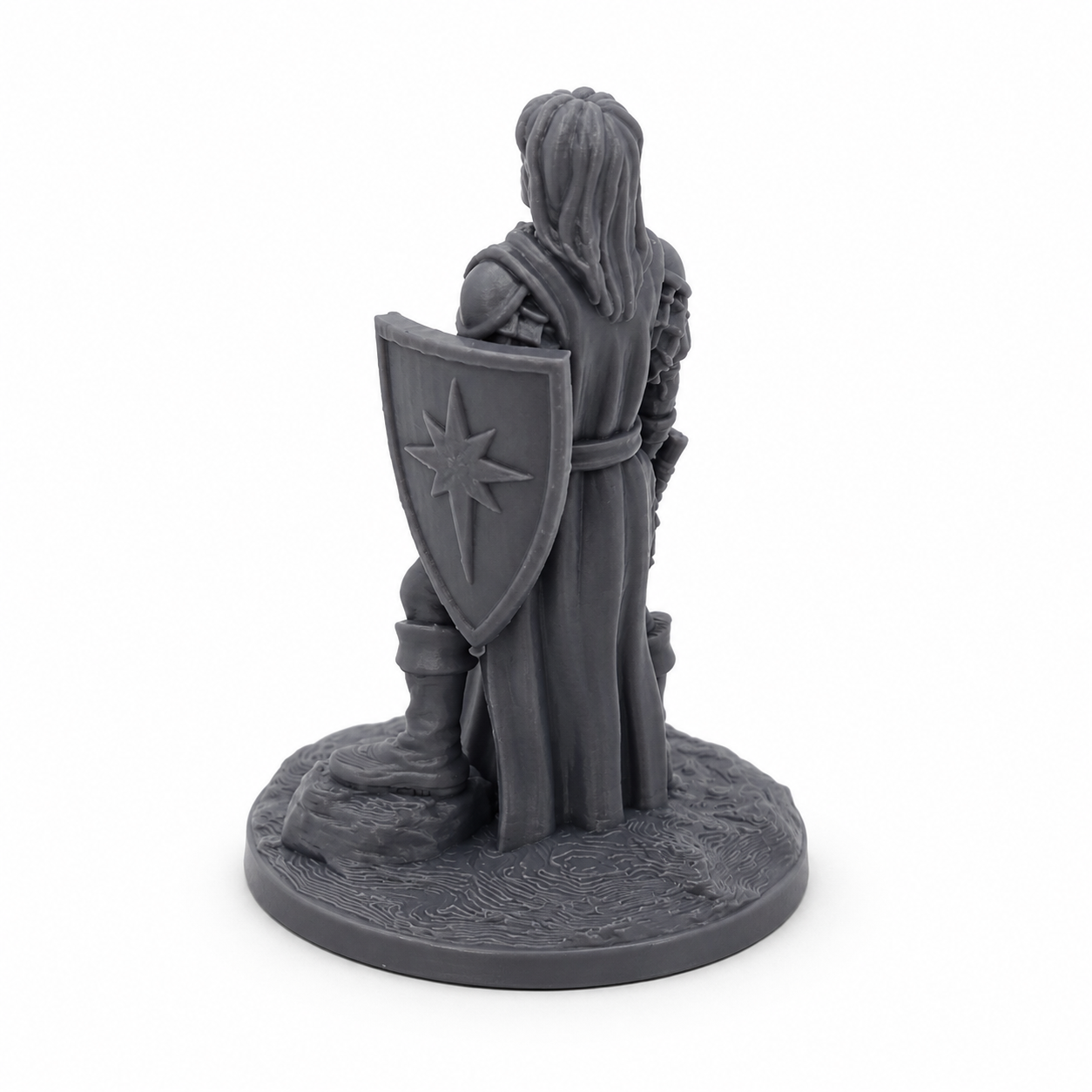 3D-printet Shieldmaiden Cleric miniatyr i grå PLA til D&D og tabletop-rollespill.