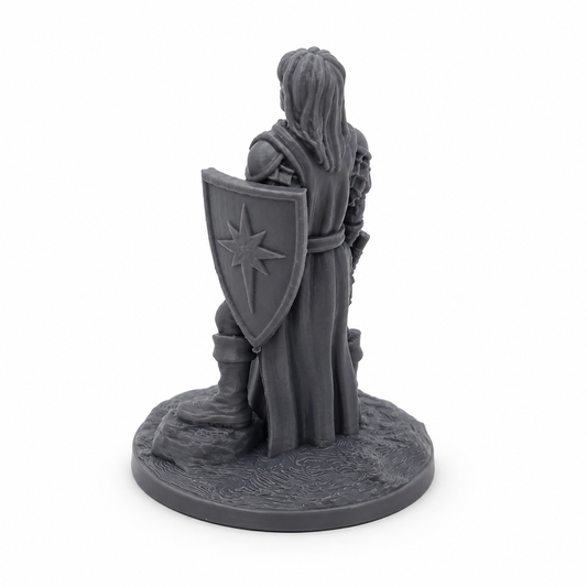 3D-printet Shieldmaiden Cleric miniatyr i grå PLA til D&D og tabletop-rollespill.