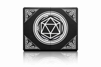 3D-printet Mesterens skrin i sort med D20-lokk, magnetisk dice tray og rom for terninger og miniatyrer til D&D og tabletop-rollespill.