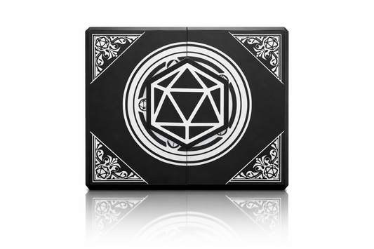 3D-printet Mesterens skrin i sort med D20-lokk, magnetisk dice tray og rom for terninger og miniatyrer til D&D og tabletop-rollespill.