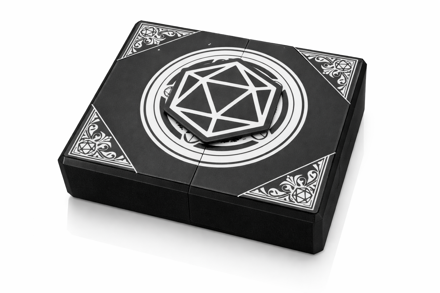 3D-printet Mesterens skrin i sort med D20-lokk, magnetisk dice tray og rom for terninger og miniatyrer til D&D og tabletop-rollespill.