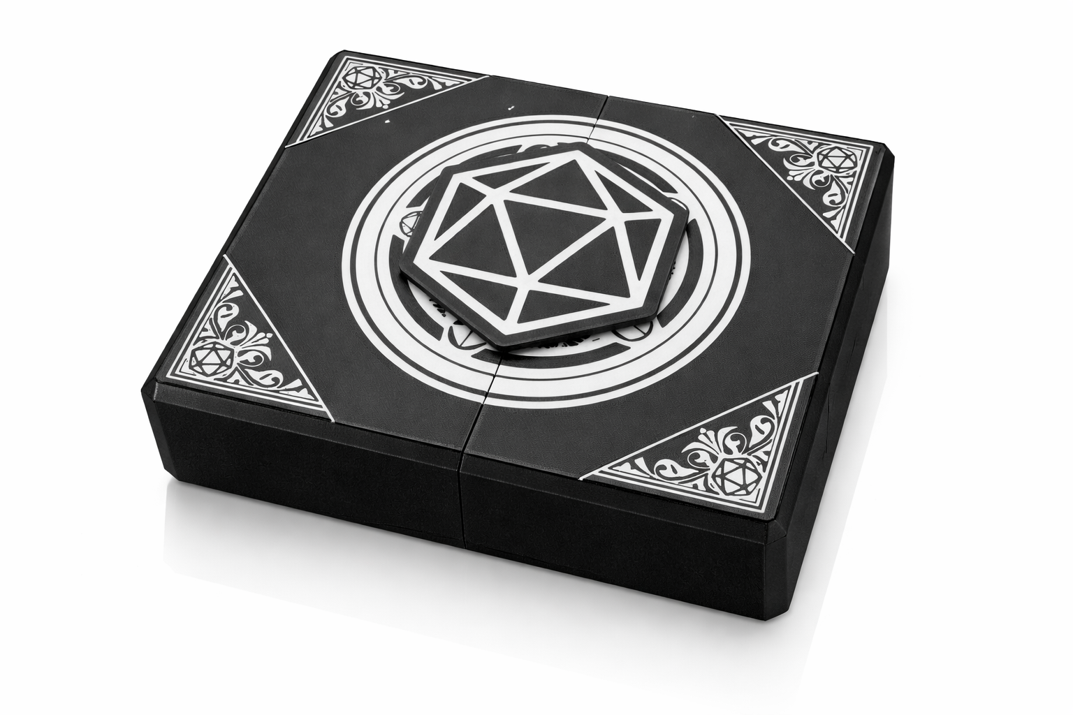 3D-printet Mesterens skrin i sort med D20-lokk, magnetisk dice tray og rom for terninger og miniatyrer til D&D og tabletop-rollespill.
