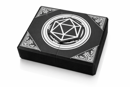 3D-printet Mesterens skrin i sort med D20-lokk, magnetisk dice tray og rom for terninger og miniatyrer til D&D og tabletop-rollespill.