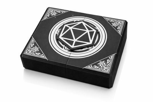 3D-printet Mesterens skrin i sort med D20-lokk, magnetisk dice tray og rom for terninger og miniatyrer til D&D og tabletop-rollespill.