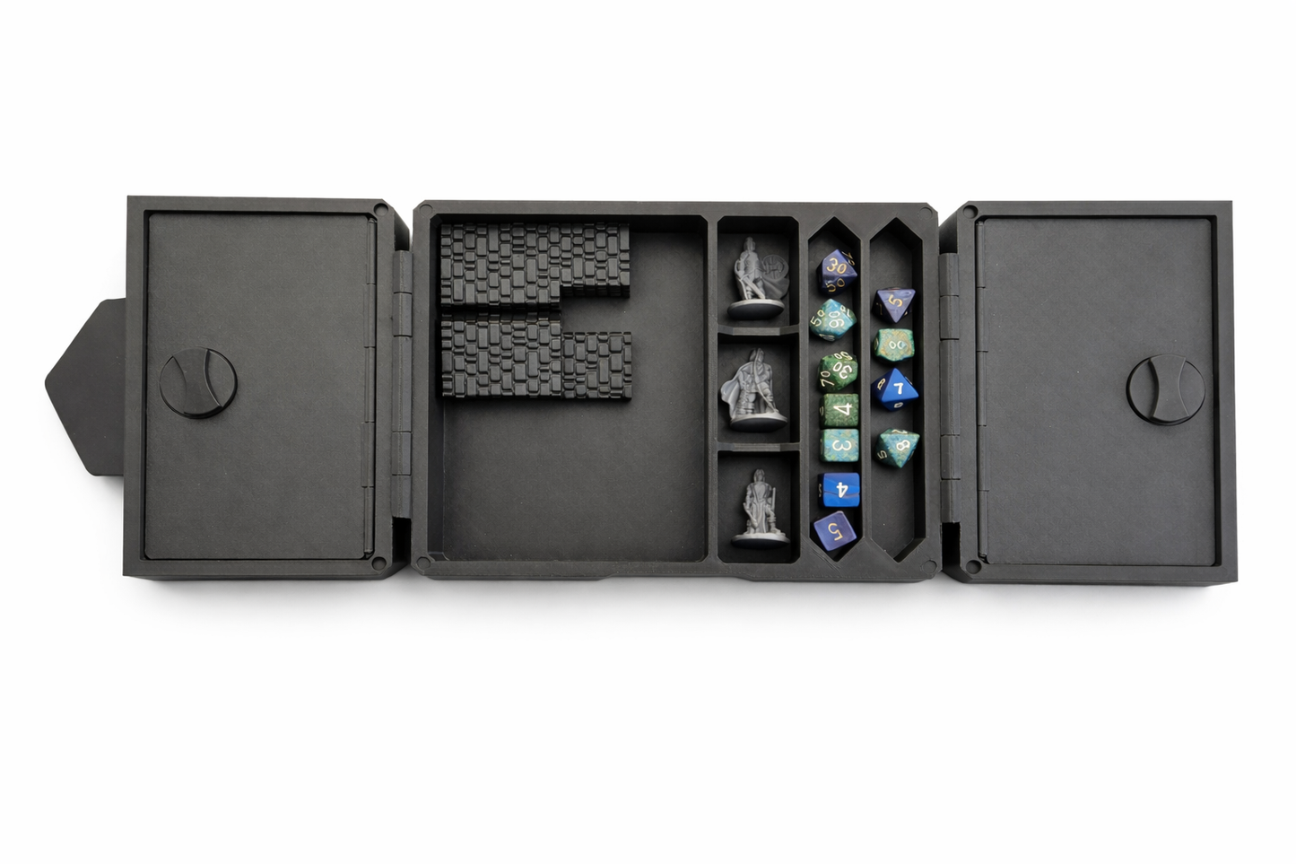 3D-printet Mesterens skrin i sort med D20-lokk, magnetisk dice tray og rom for terninger og miniatyrer til D&D og tabletop-rollespill.