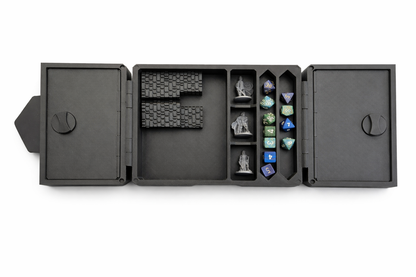 3D-printet Mesterens skrin i sort med D20-lokk, magnetisk dice tray og rom for terninger og miniatyrer til D&D og tabletop-rollespill.