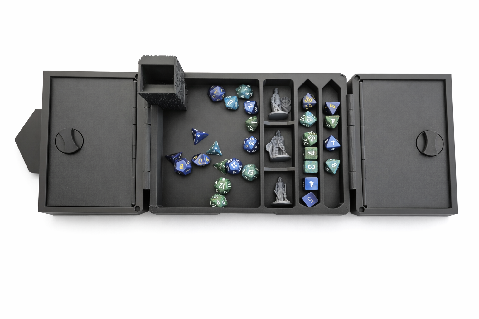 3D-printet Mesterens skrin i sort med D20-lokk, magnetisk dice tray og rom for terninger og miniatyrer til D&D og tabletop-rollespill.