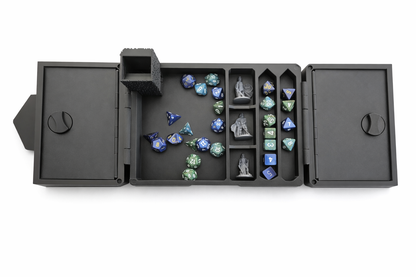 3D-printet Mesterens skrin i sort med D20-lokk, magnetisk dice tray og rom for terninger og miniatyrer til D&D og tabletop-rollespill.
