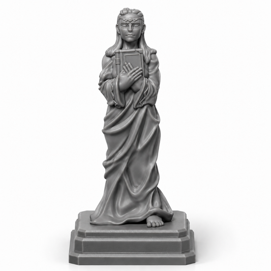 3D-printet statue av kvinneskikkelse i kappe på sokkel – rekvisitt til tempel og dungeon i D&D.