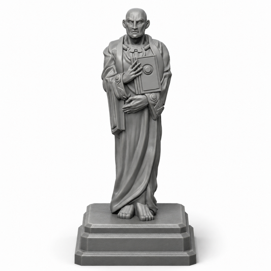 3D-printet statue av mann i kappe på sokkel – rekvisitt til torg og herskapshus i D&D.