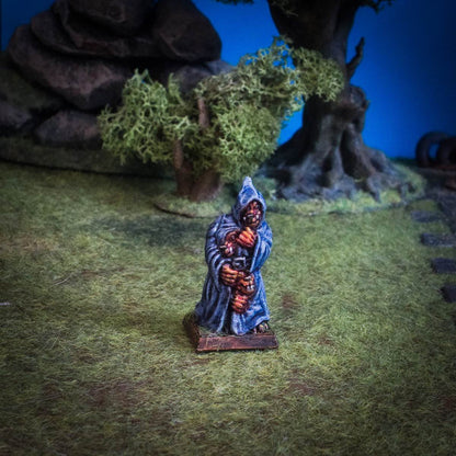3D-printet tre kobolder i en kappe i grå PLA til D&D og Pathfinder.