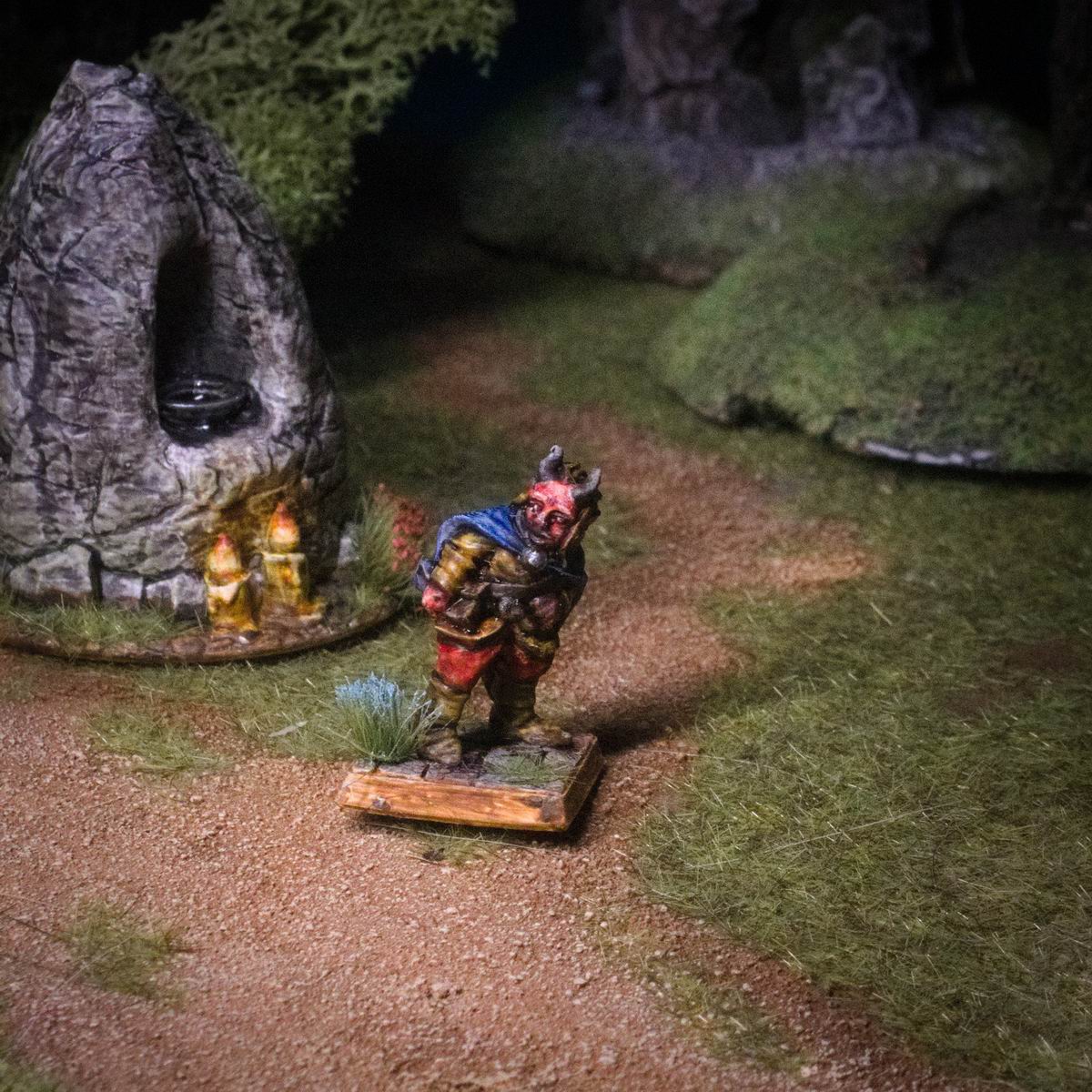 Tiefling-barn som tyv sett fra en annen vinkel, 3D-printet D&D-miniatyr fra Spillsmia.