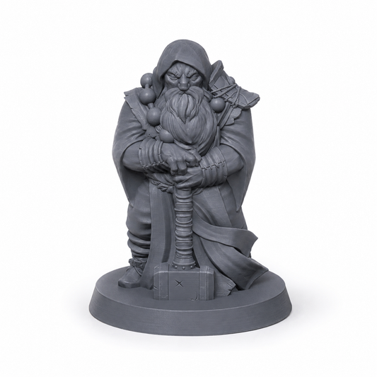 3D-printet Ulrich Brightdawn dvergkriger med hammer og kappe i grå PLA til D&D og tabletop-rollespill.