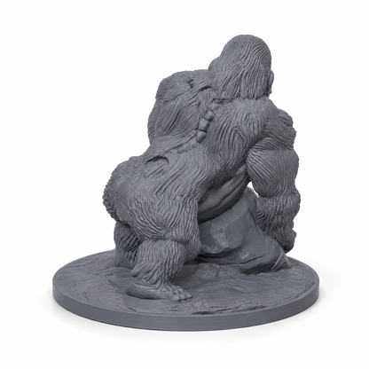 3D-printet Undead Gorilla II med kraftig kropp, udødt preg og stor stein i grå PLA til D&D og tabletop-rollespill.