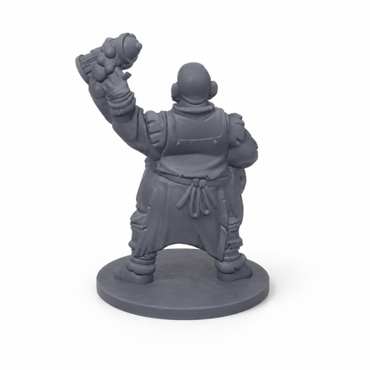 3D-printet vertshusvert med løftet krus, arbeidsklær og bred positur i grå PLA til D&D og tabletop-rollespill.