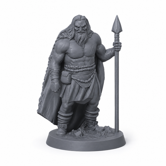 3D-printet Viking II med spyd, kappe og nordisk krigerpreg i grå PLA til D&D og tabletop-rollespill.
