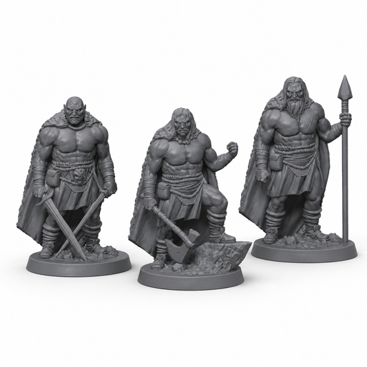 3D-printet Vikinger miniatyrsett med tre nordiske krigere med sverd, øks og spyd i grå PLA til D&D og tabletop-rollespill.