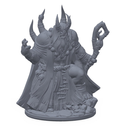 3D-printet demonisk ork-warlock-miniatyr i grå PLA – hornet ork med stav, til D&D og Pathfinder.
