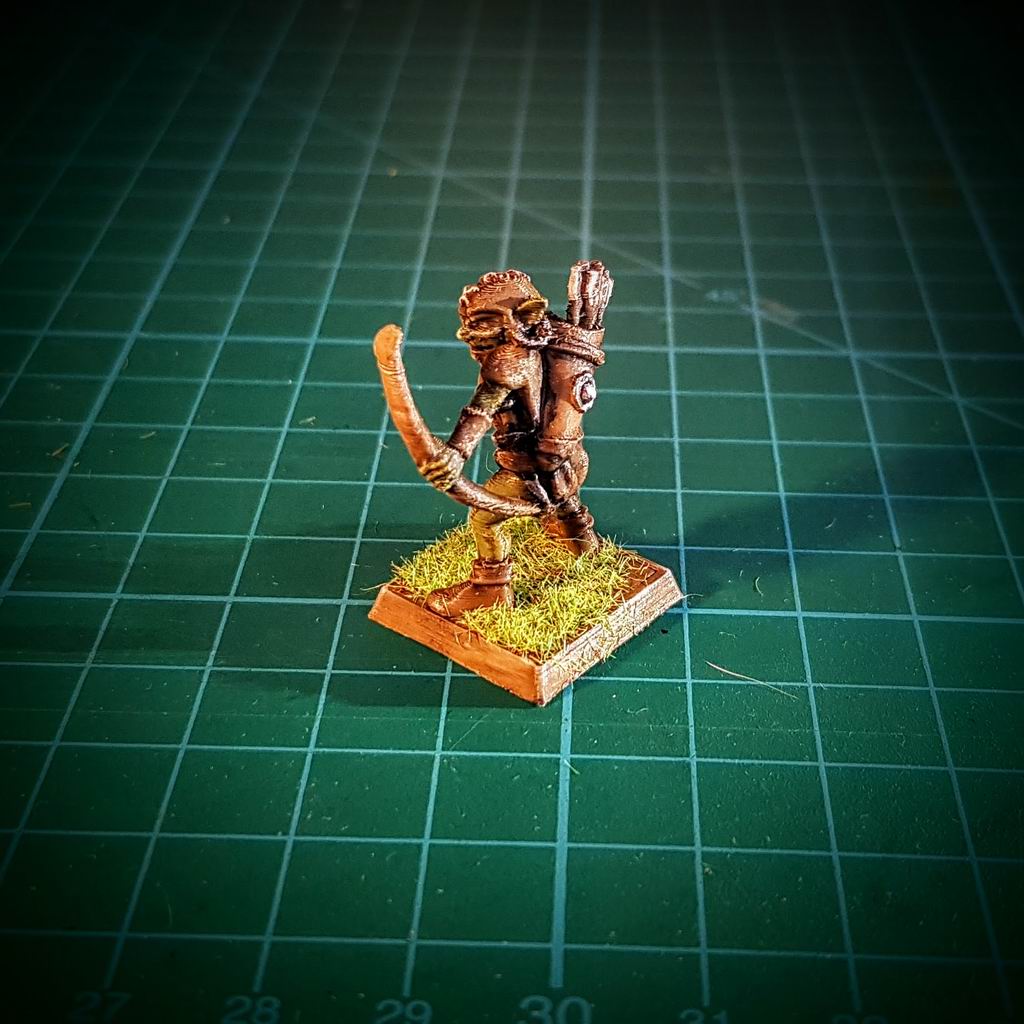 3D-printet goblin med bue og kogger i grå PLA til D&D og Pathfinder.