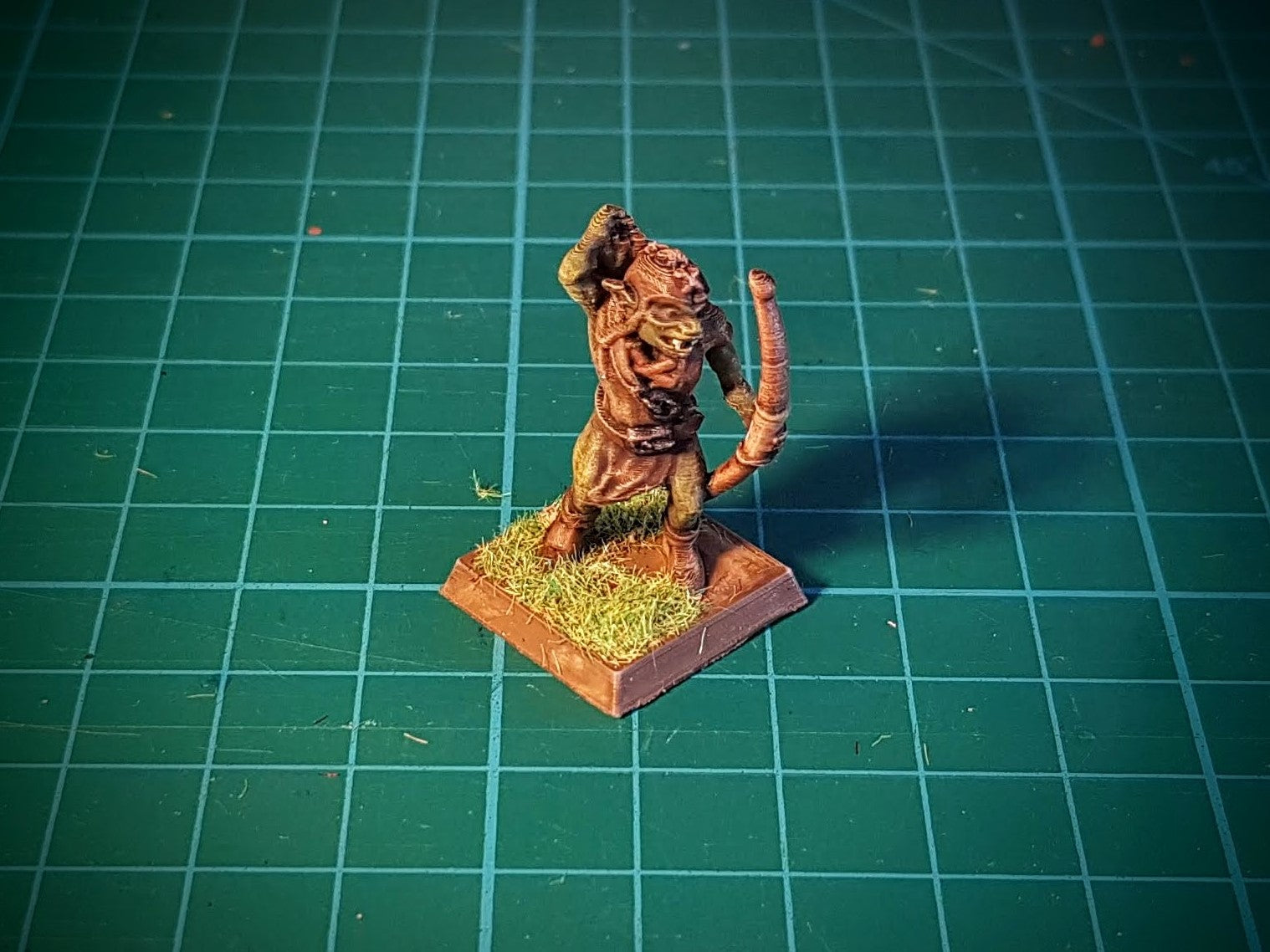 3D-printet goblin med spent bue klar til skudd i grå PLA til D&D og Pathfinder.