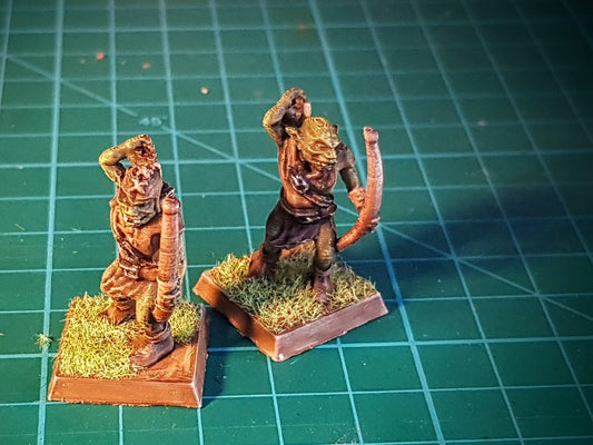 3D-printet skallet goblin med spent bue klar til skudd i grå PLA til D&D og Pathfinder.