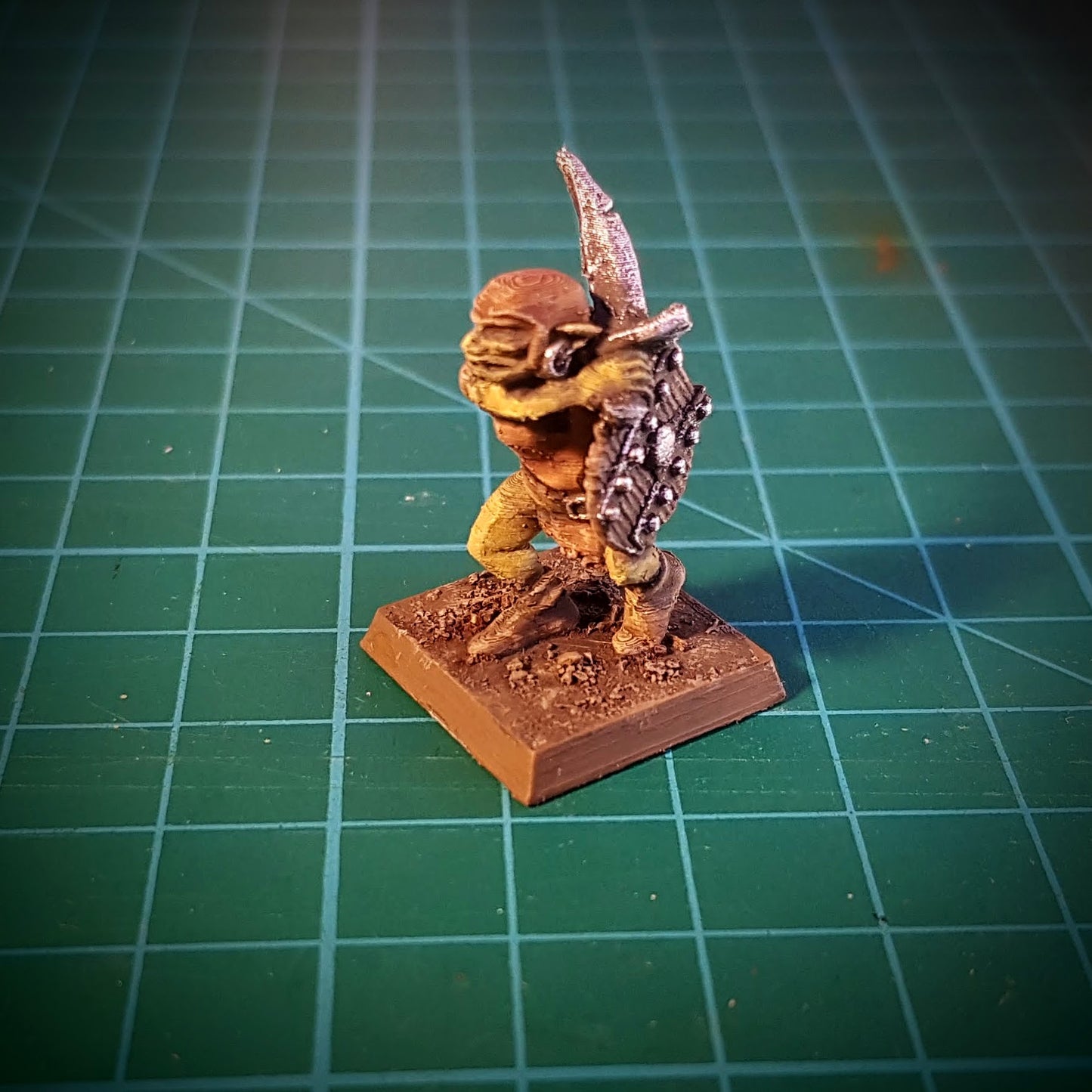 3D-printet angripende goblin med sabel og skjold i grå PLA til D&D og Pathfinder.
