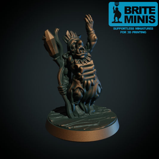 3D-printet vill goblin-sjaman med stav og totem i grå PLA til D&D og Pathfinder.